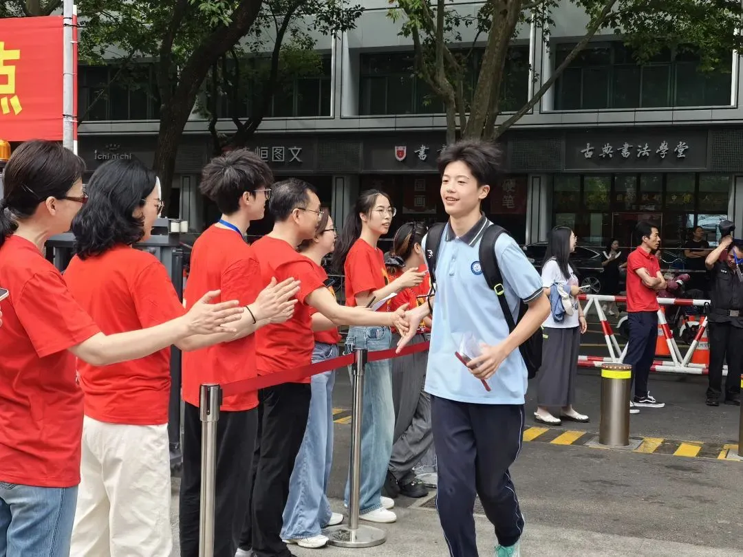 今日中考启幕!9.5万名考生奔赴梦想-第7张图片-四季读书网 今日中考启幕!9.5万名考生奔赴梦想-第7张图片-四季读书网