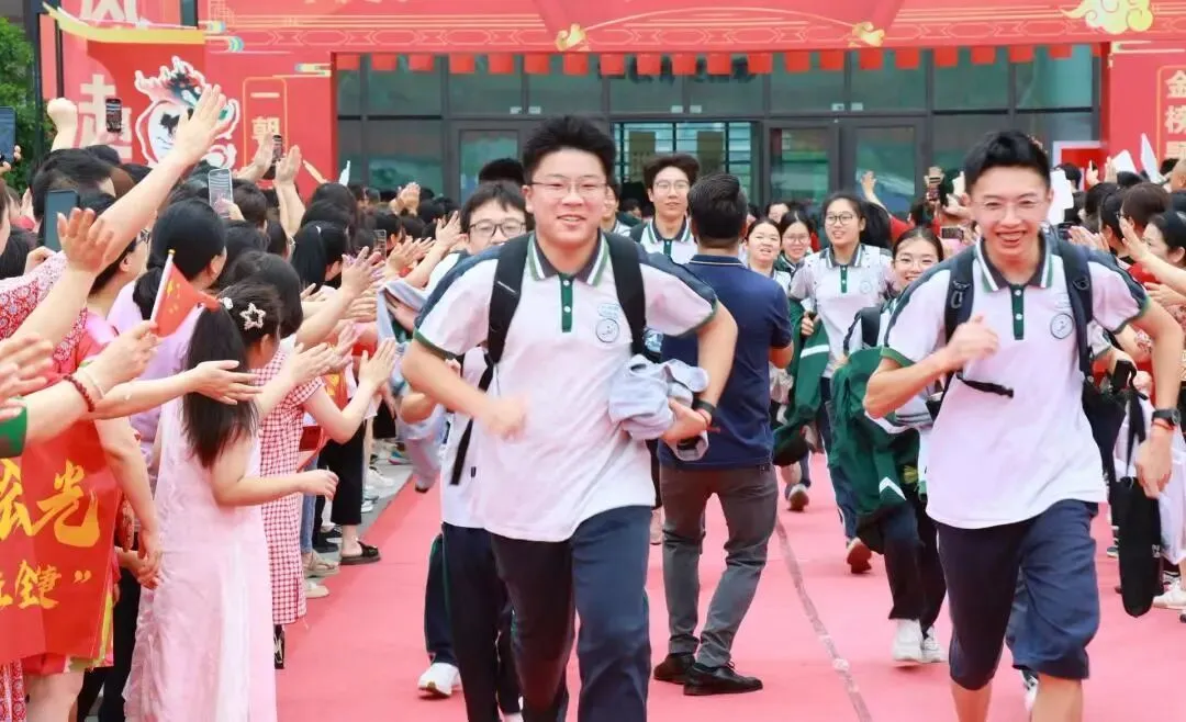 今日中考启幕!9.5万名考生奔赴梦想-第10张图片-四季读书网 今日中考启幕!9.5万名考生奔赴梦想-第10张图片-四季读书网