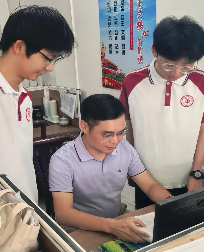 铸魂强师 奋进有我 | 普宁市华侨中学高考成绩优秀团队师生风采(二)-第7张图片-四季读书网 铸魂强师 奋进有我 | 普宁市华侨中学高考成绩优秀团队师生风采(二)-第7张图片-四季读书网
