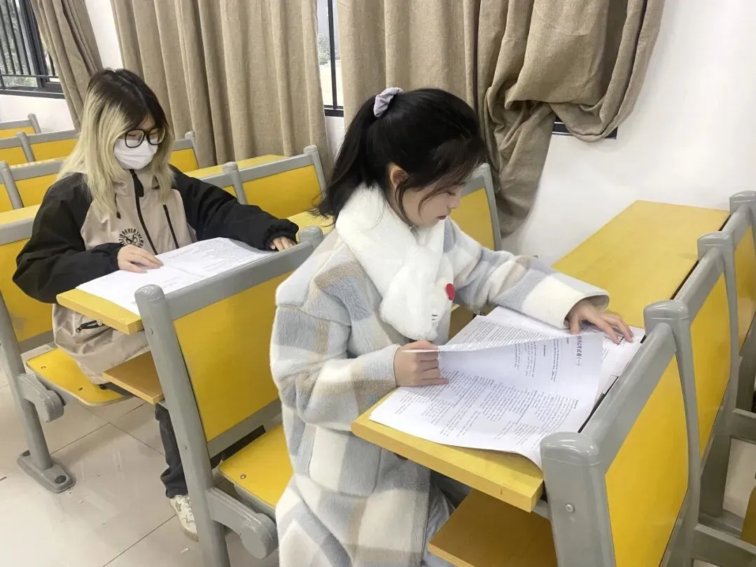 直击艺术学院四六级模拟考现场-第5张图片-四季读书网 直击艺术学院四六级模拟考现场-第5张图片-四季读书网