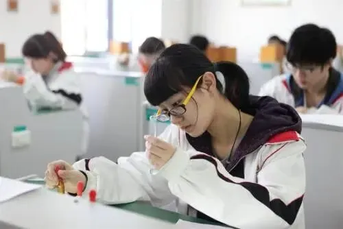 初一初二是女孩的高危期:看似发脾气叛逆,实则是厌学、心理崩溃的前兆-第2张图片-四季读书网