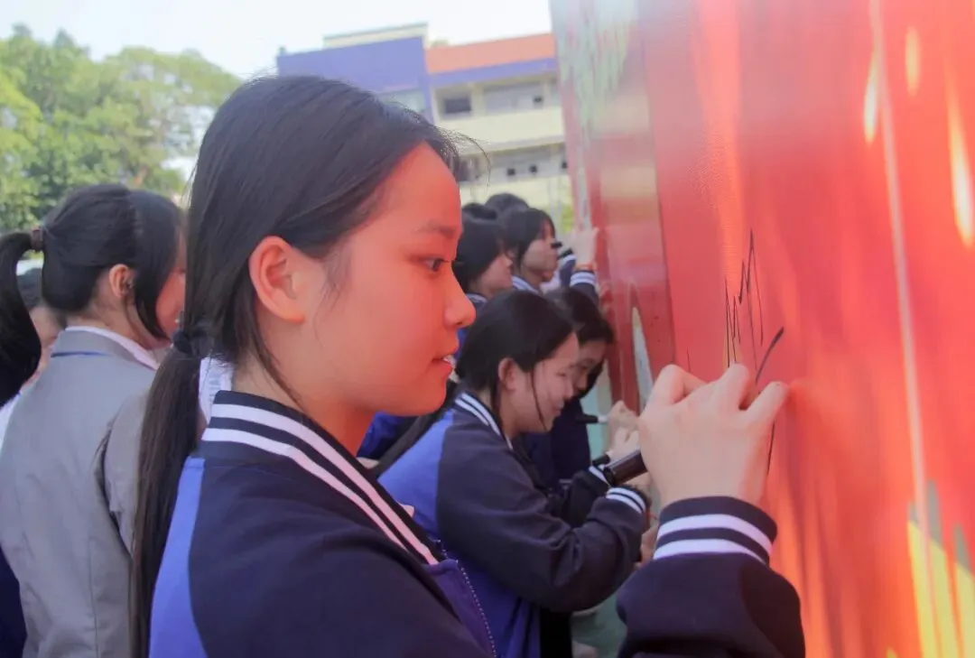 矢志中考酬壮志,扬鞭百日启新程——广州思源学校九年级中考百日誓师大会-第24张图片-四季读书网 矢志中考酬壮志,扬鞭百日启新程——广州思源学校九年级中考百日誓师大会-第24张图片-四季读书网