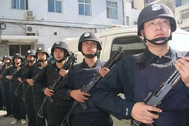 都是押运,运钞员用的是霰弹枪,高考试卷押送却是步枪,有何不同?-第1张图片-四季读书网 都是押运,运钞员用的是霰弹枪,高考试卷押送却是步枪,有何不同?-第1张图片-四季读书网