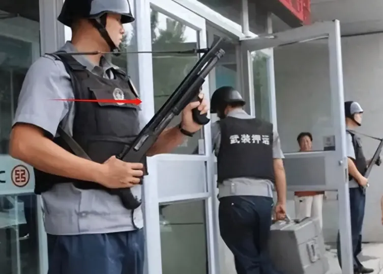 都是押运,运钞员用的是霰弹枪,高考试卷押送却是步枪,有何不同?-第2张图片-四季读书网 都是押运,运钞员用的是霰弹枪,高考试卷押送却是步枪,有何不同?-第2张图片-四季读书网