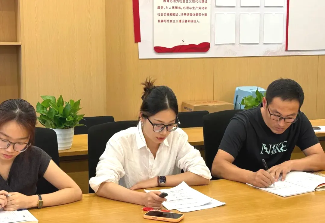 厉兵秣马万事备,策马扬鞭战高考 | 深外致远高中三学科新高三一轮复习系列研讨活动纪实-第16张图片-四季读书网