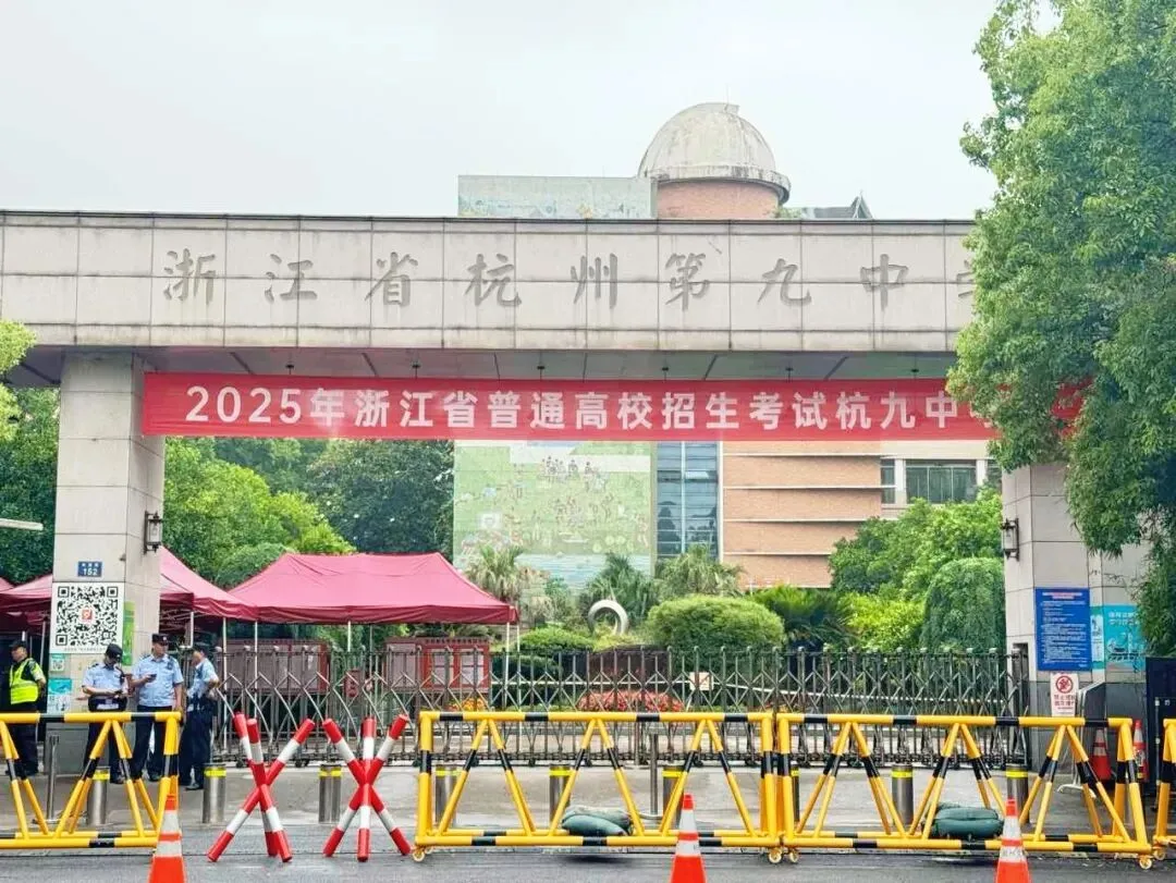 爱心送水润心间 助力高考梦扬帆——审价中心党支部联合咨询中心职能第二党支部开展志愿服务活动-第6张图片-四季读书网