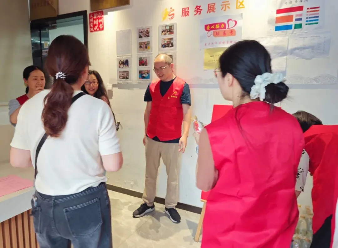 爱心送水润心间 助力高考梦扬帆——审价中心党支部联合咨询中心职能第二党支部开展志愿服务活动-第8张图片-四季读书网