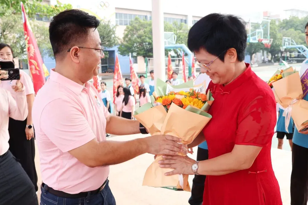 黑马踏新程,步步皆生光——2027届初三出征仪式暨新跑道启用典礼-第3张图片-四季读书网