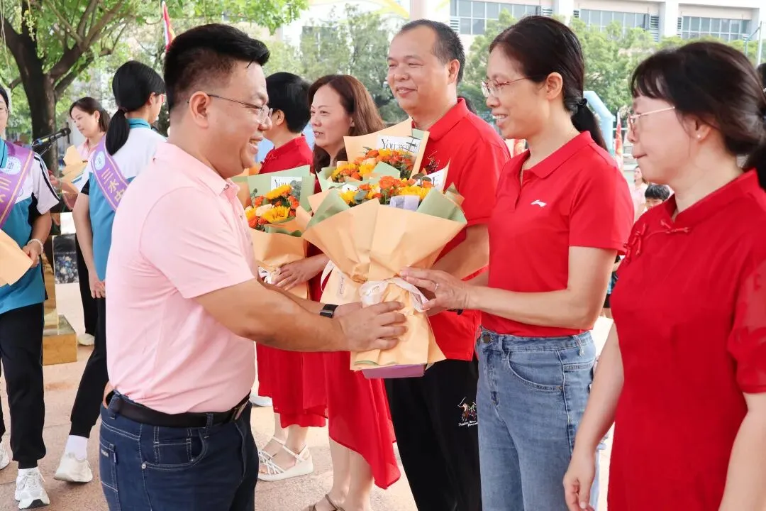 黑马踏新程,步步皆生光——2027届初三出征仪式暨新跑道启用典礼-第4张图片-四季读书网