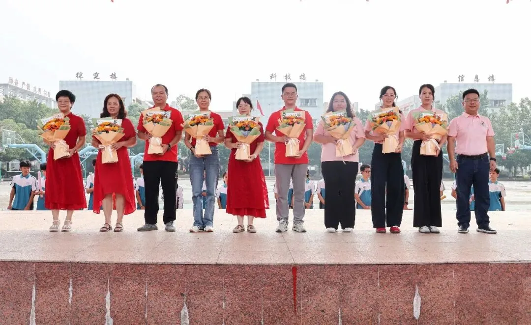 黑马踏新程,步步皆生光——2027届初三出征仪式暨新跑道启用典礼-第5张图片-四季读书网