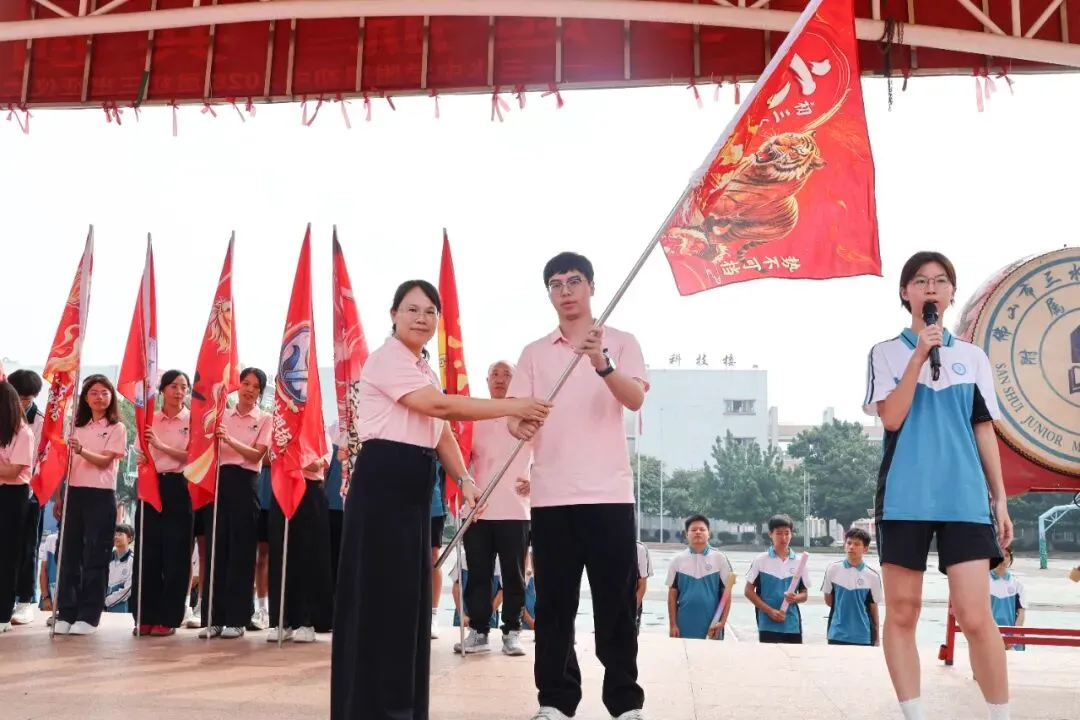 黑马踏新程,步步皆生光——2027届初三出征仪式暨新跑道启用典礼-第16张图片-四季读书网