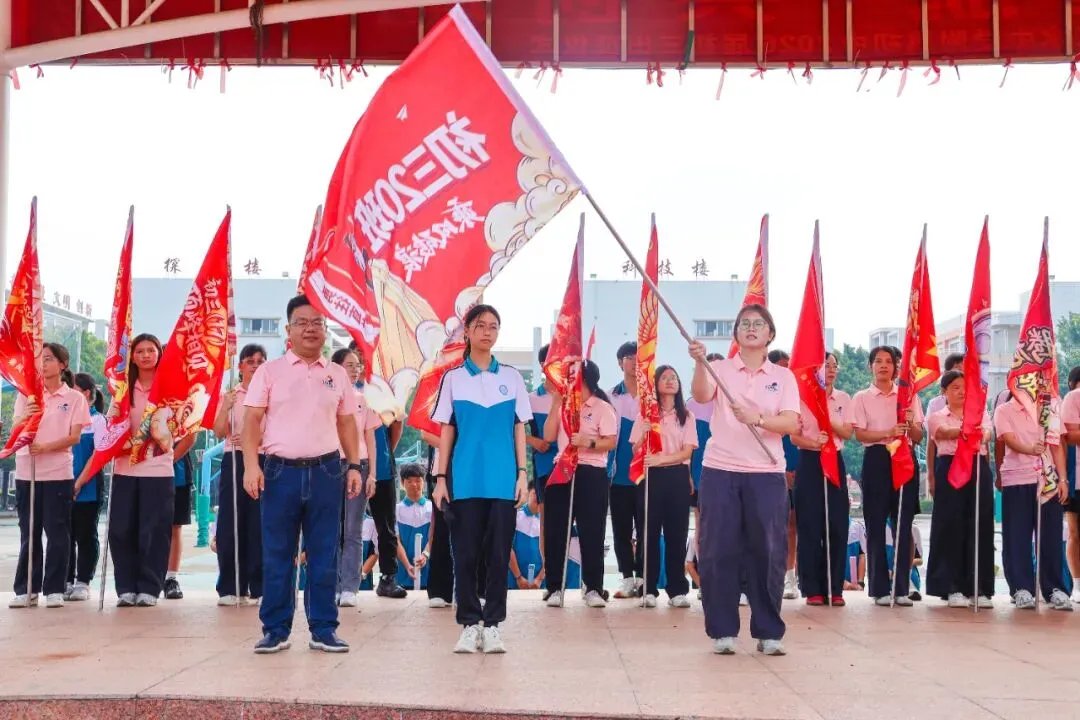 黑马踏新程,步步皆生光——2027届初三出征仪式暨新跑道启用典礼-第25张图片-四季读书网