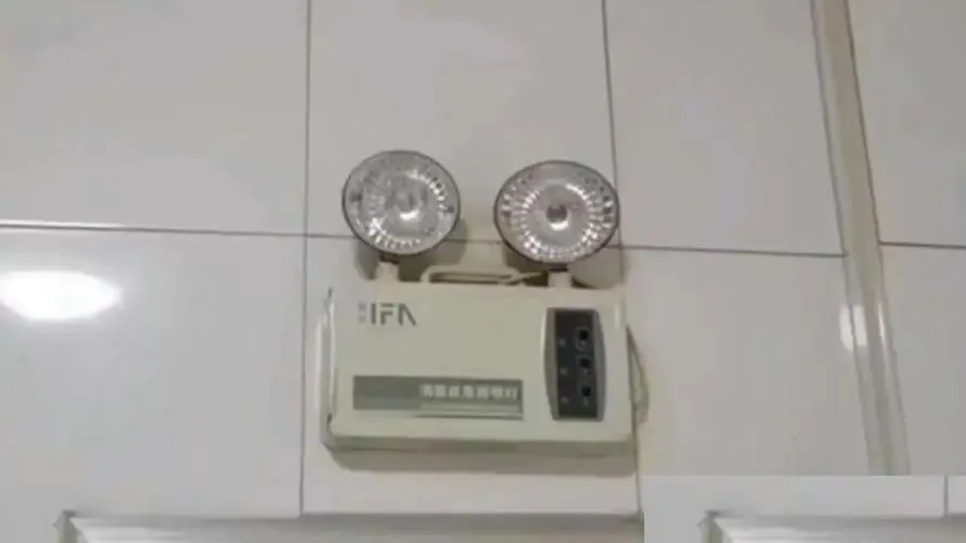 高考前夜整条街黑了下来,邻居们把蜡烛点到了路口-第3张图片-四季读书网