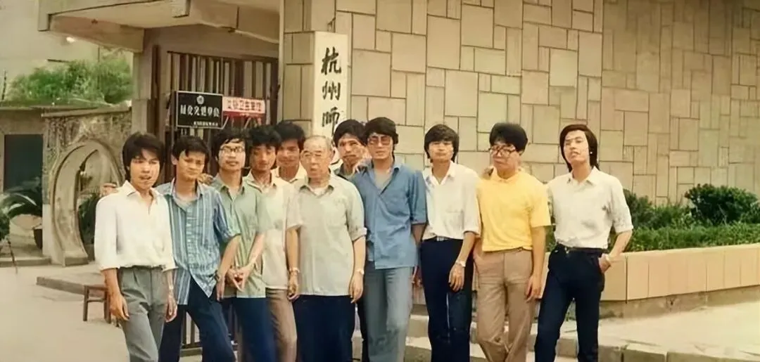 五轮面试输给高考分数!人民日报怒批:官方不认第一学历,企业敢卡?-第4张图片-四季读书网