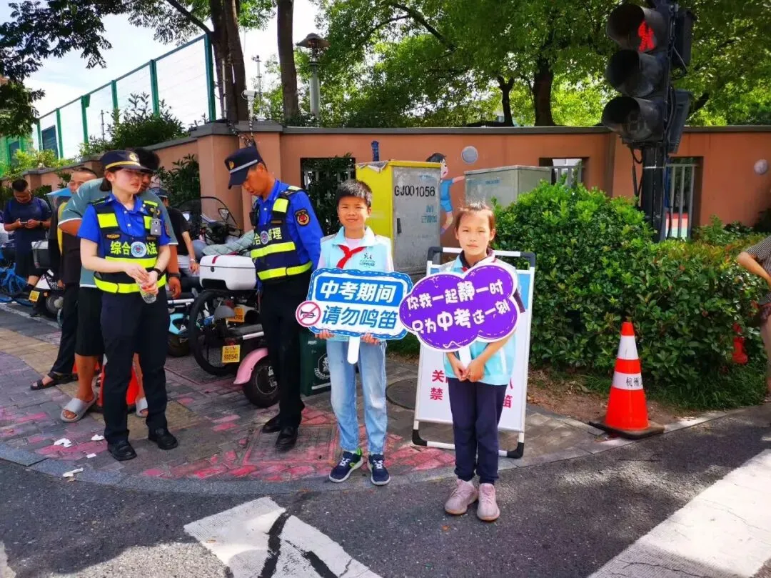 “西湖小义警”化身“公益小天使”,护航中考激情洋溢-第2张图片-四季读书网 “西湖小义警”化身“公益小天使”,护航中考激情洋溢-第2张图片-四季读书网