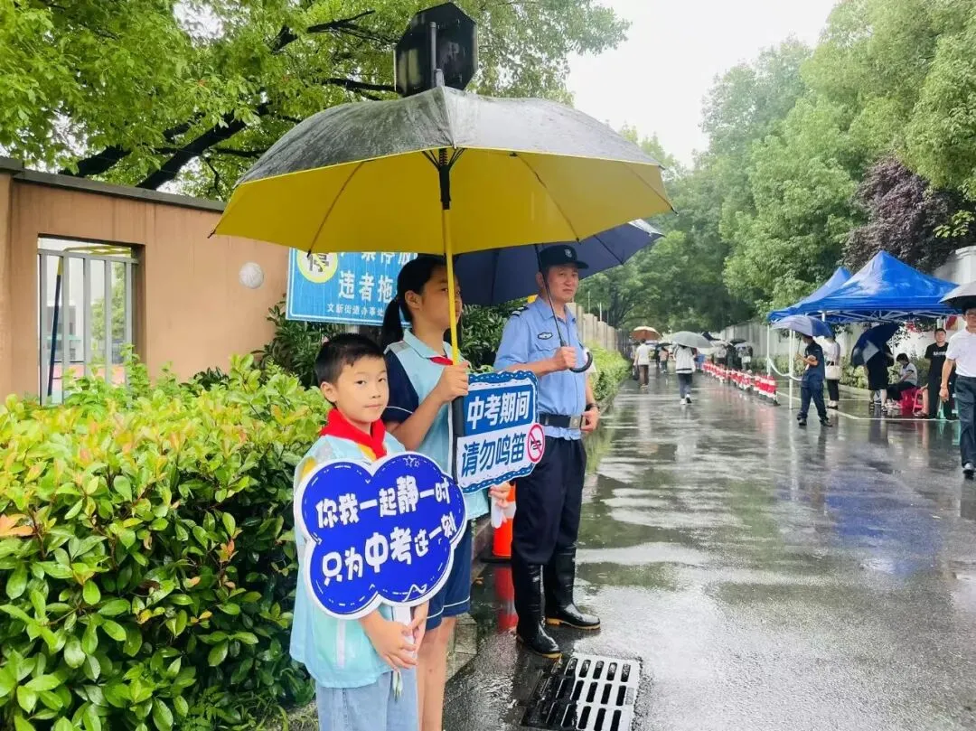 “西湖小义警”化身“公益小天使”,护航中考激情洋溢-第5张图片-四季读书网 “西湖小义警”化身“公益小天使”,护航中考激情洋溢-第5张图片-四季读书网