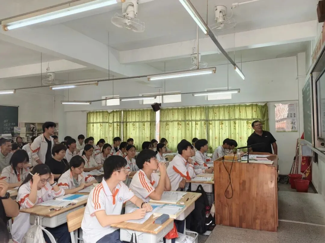 笃学川中 | 河源市2027届高考备考视导送教暨龙川县高考备考第二次研讨活动走进龙川一中-第12张图片-四季读书网 笃学川中 | 河源市2027届高考备考视导送教暨龙川县高考备考第二次研讨活动走进龙川一中-第12张图片-四季读书网