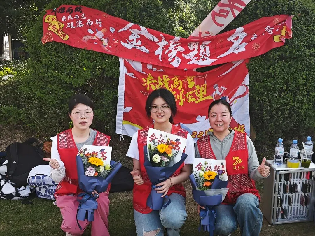 【高考加油】墨香沁染青春卷 爱心照亮登科途——CBD党群助力活动-第3张图片-四季读书网