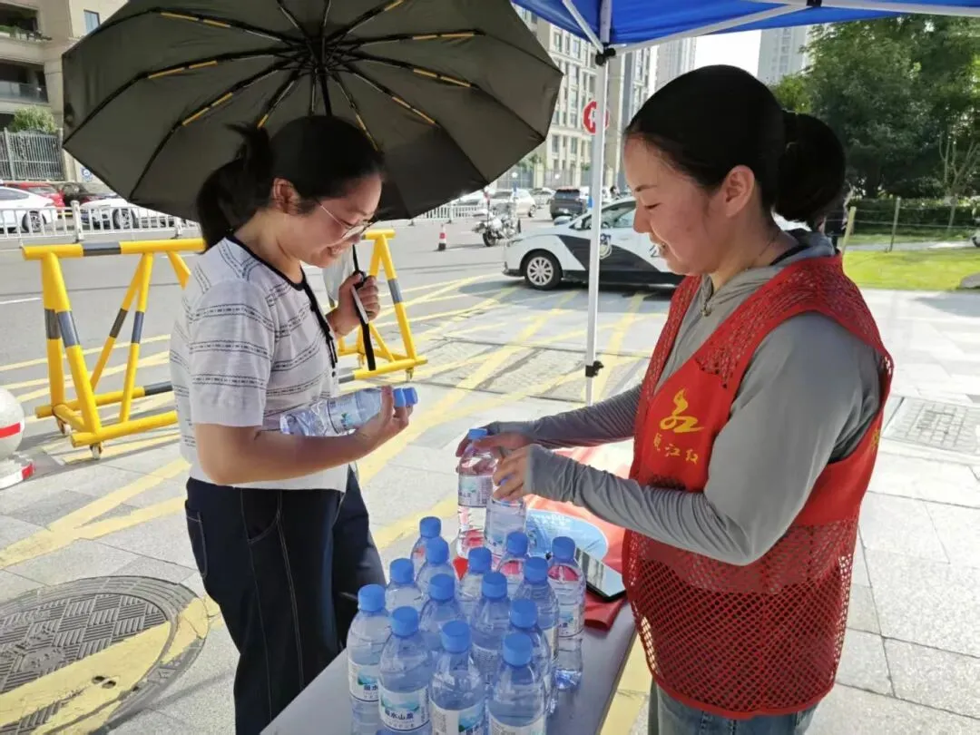 【高考加油】墨香沁染青春卷 爱心照亮登科途——CBD党群助力活动-第4张图片-四季读书网