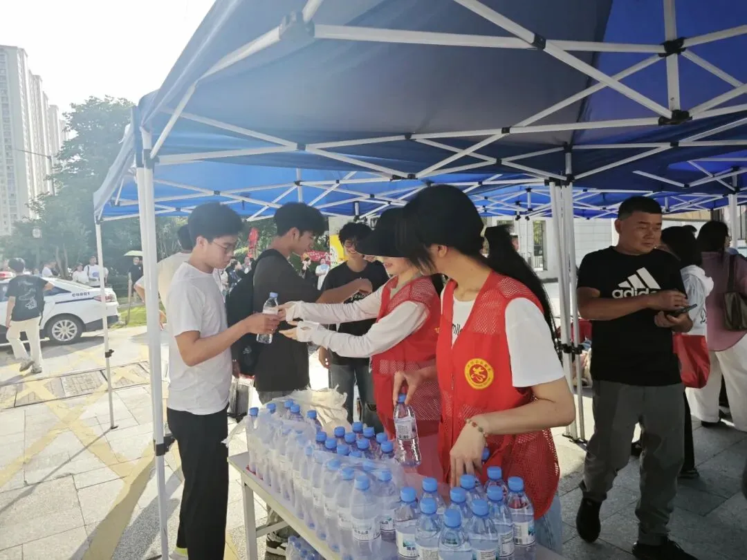 【高考加油】墨香沁染青春卷 爱心照亮登科途——CBD党群助力活动-第5张图片-四季读书网