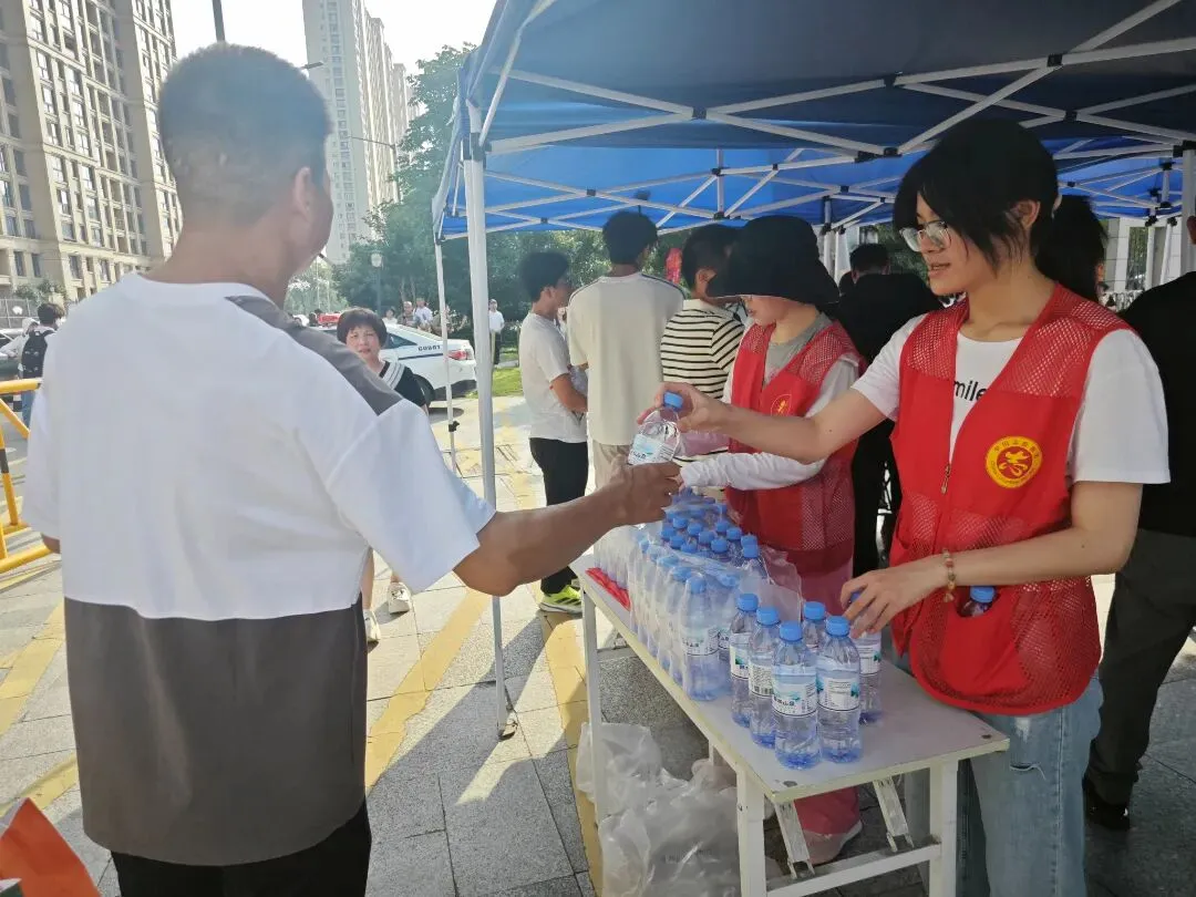 【高考加油】墨香沁染青春卷 爱心照亮登科途——CBD党群助力活动-第6张图片-四季读书网