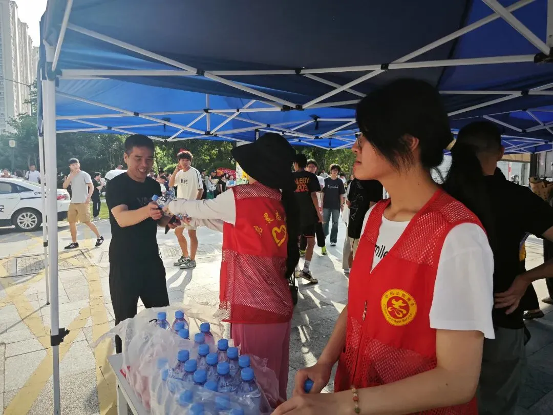 【高考加油】墨香沁染青春卷 爱心照亮登科途——CBD党群助力活动-第7张图片-四季读书网