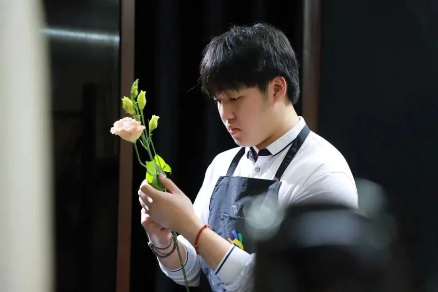 中考后选择职校,是“退而求其次”的无奈之举?在里昂世赛获奖的他靠技能逆袭上岸,今年成为大一新生-第3张图片-四季读书网 中考后选择职校,是“退而求其次”的无奈之举?在里昂世赛获奖的他靠技能逆袭上岸,今年成为大一新生-第3张图片-四季读书网