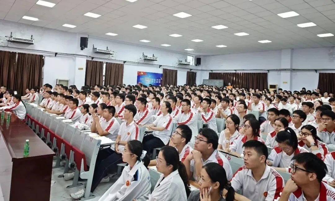 唤醒内驱力 蓄力战高考|学校高中部特邀一横老师开展高三励志专题演讲-第4张图片-四季读书网 唤醒内驱力 蓄力战高考|学校高中部特邀一横老师开展高三励志专题演讲-第4张图片-四季读书网