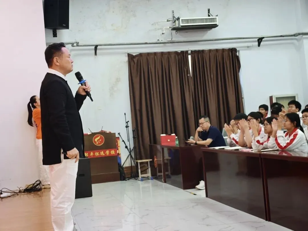 唤醒内驱力 蓄力战高考|学校高中部特邀一横老师开展高三励志专题演讲-第5张图片-四季读书网 唤醒内驱力 蓄力战高考|学校高中部特邀一横老师开展高三励志专题演讲-第5张图片-四季读书网
