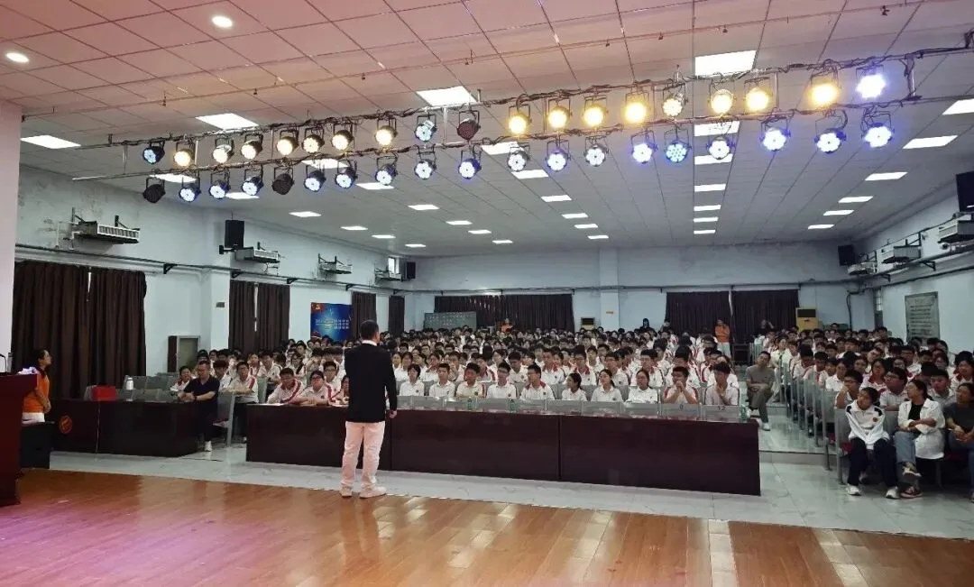 唤醒内驱力 蓄力战高考|学校高中部特邀一横老师开展高三励志专题演讲-第6张图片-四季读书网 唤醒内驱力 蓄力战高考|学校高中部特邀一横老师开展高三励志专题演讲-第6张图片-四季读书网