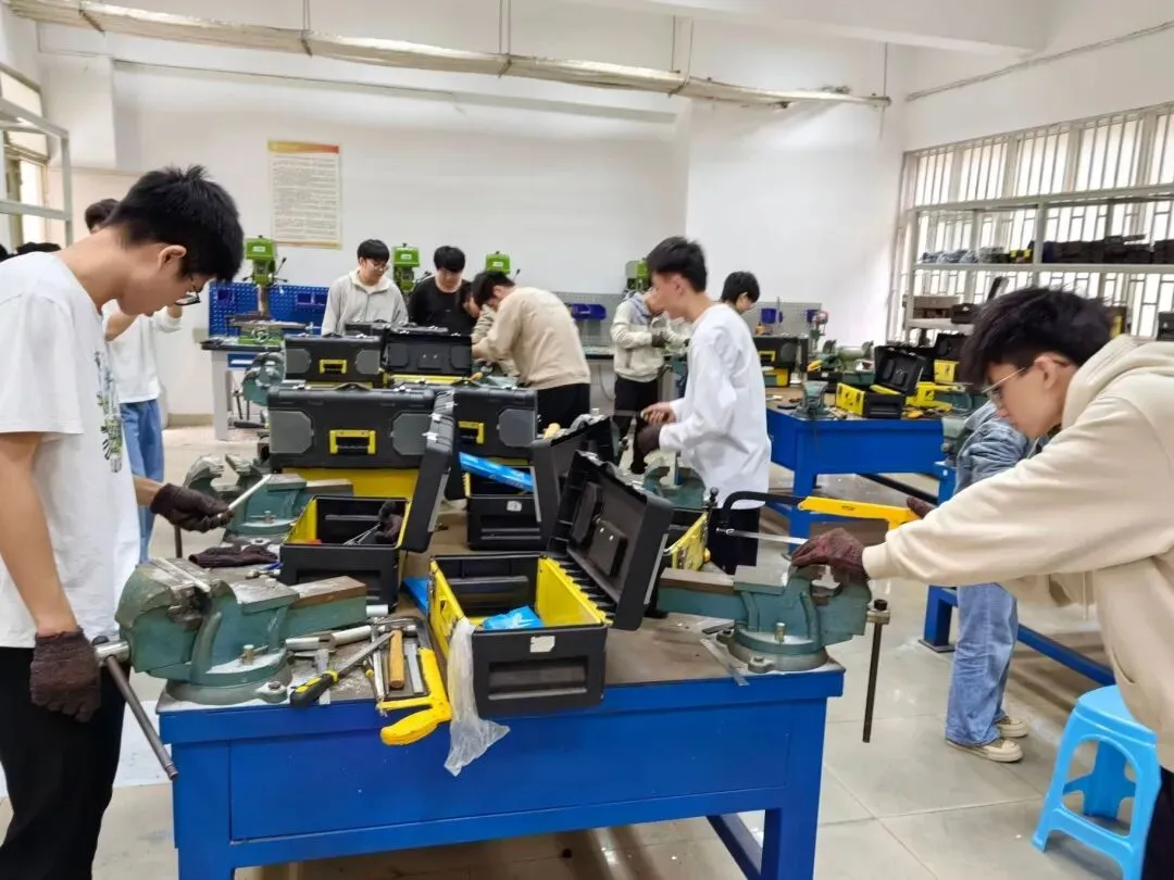 高考分数刚过本科线,民办二本和公办专科怎样选?-第3张图片-四季读书网 高考分数刚过本科线,民办二本和公办专科怎样选?-第3张图片-四季读书网