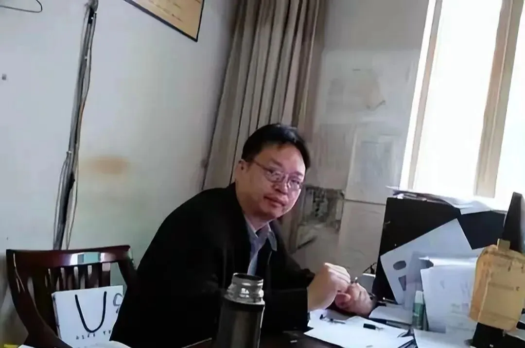清华高考状元,2000月薪回乡当保安:他的人生到底发生了什么?-第9张图片-四季读书网