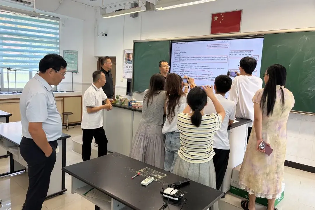 同课异构研教学,专家赋能备高考 | 2026年广东省中学物理骨干教师跟岗广州市马北河名教师工作室研修活动在南武中学举行-第18张图片-四季读书网 同课异构研教学,专家赋能备高考 | 2026年广东省中学物理骨干教师跟岗广州市马北河名教师工作室研修活动在南武中学举行-第18张图片-四季读书网