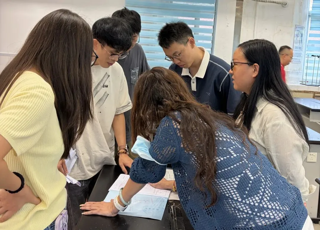 同课异构研教学,专家赋能备高考 | 2026年广东省中学物理骨干教师跟岗广州市马北河名教师工作室研修活动在南武中学举行-第19张图片-四季读书网 同课异构研教学,专家赋能备高考 | 2026年广东省中学物理骨干教师跟岗广州市马北河名教师工作室研修活动在南武中学举行-第19张图片-四季读书网