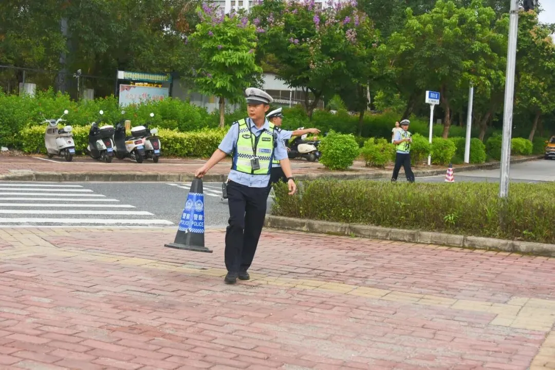 高考首日守护逐梦之路!北海公安交管全力护航!-第7张图片-四季读书网