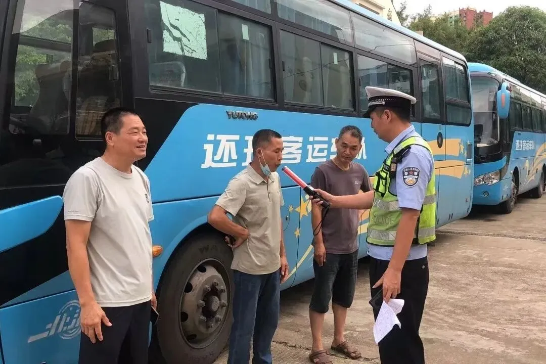 高考首日守护逐梦之路!北海公安交管全力护航!-第12张图片-四季读书网