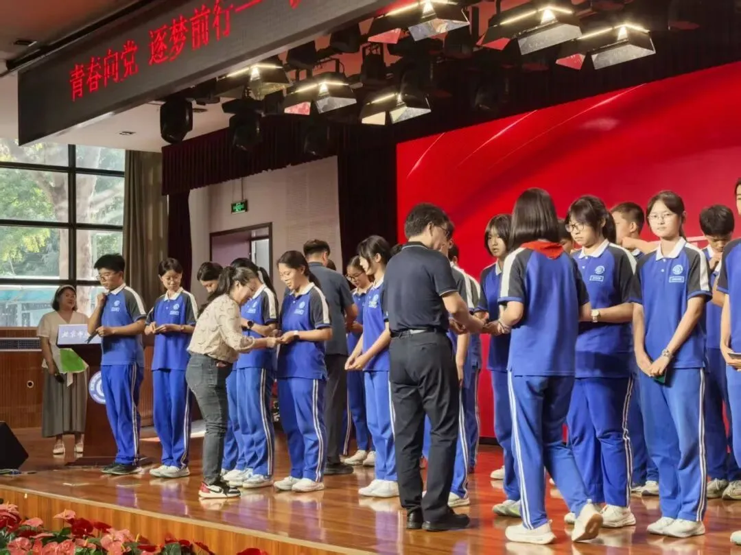 青春向党 逐梦前行|次渠中学举行初三年级离队建团暨新团员入团仪式-第18张图片-四季读书网 青春向党 逐梦前行|次渠中学举行初三年级离队建团暨新团员入团仪式-第18张图片-四季读书网