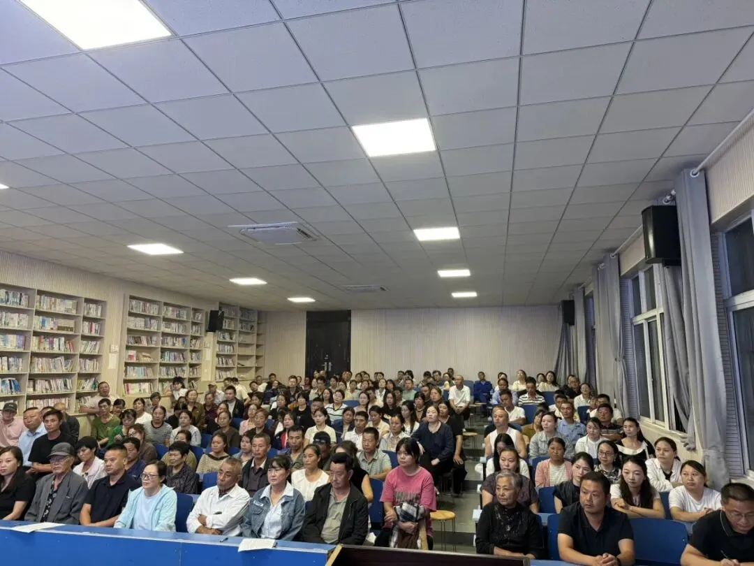 同心同行促成长,携手并肩迎中考 | 香隅中学2026年秋季九年级家长会圆满举行-第2张图片-四季读书网 同心同行促成长,携手并肩迎中考 | 香隅中学2026年秋季九年级家长会圆满举行-第2张图片-四季读书网