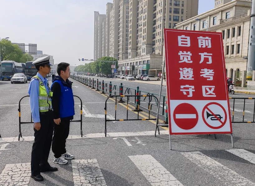 助力高考!泰州“志愿红”为梦护航-第13张图片-四季读书网 助力高考!泰州“志愿红”为梦护航-第13张图片-四季读书网