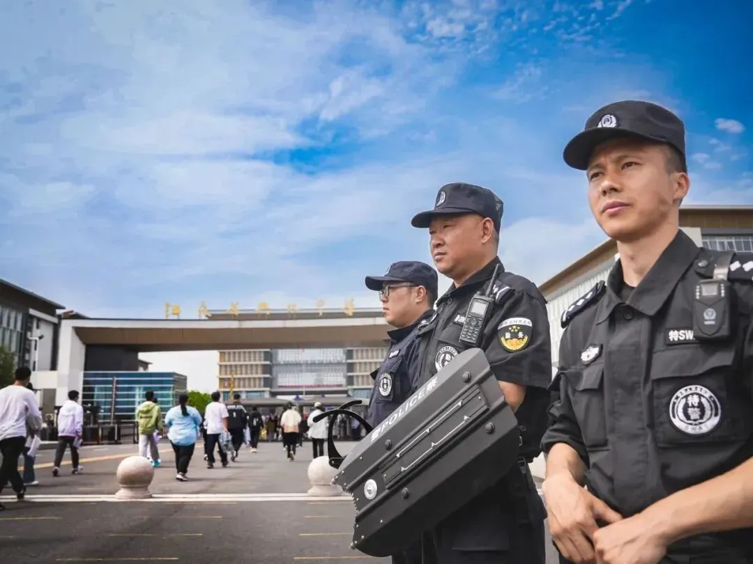 助力高考!泰州“志愿红”为梦护航-第33张图片-四季读书网 助力高考!泰州“志愿红”为梦护航-第33张图片-四季读书网
