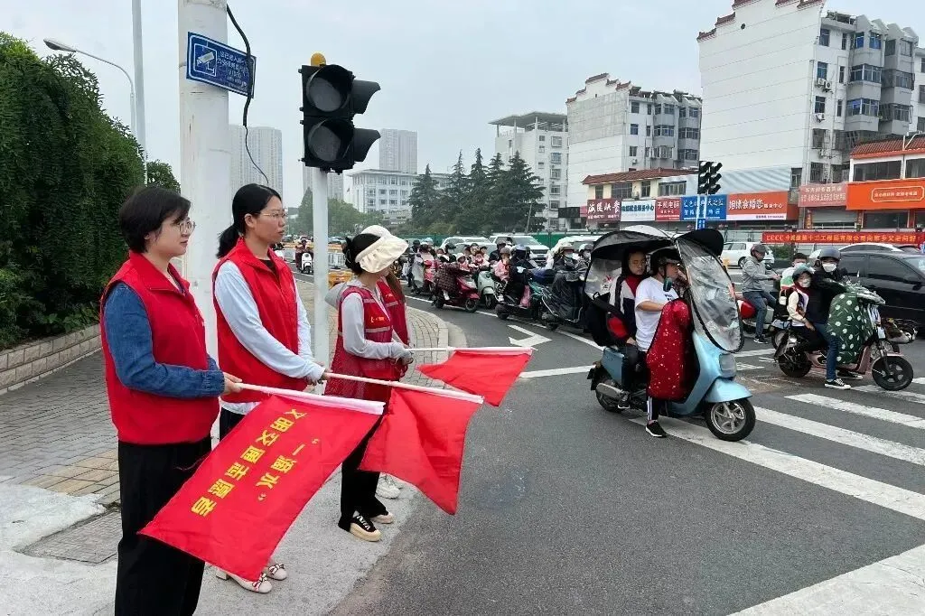 助力高考!泰州“志愿红”为梦护航-第52张图片-四季读书网 助力高考!泰州“志愿红”为梦护航-第52张图片-四季读书网