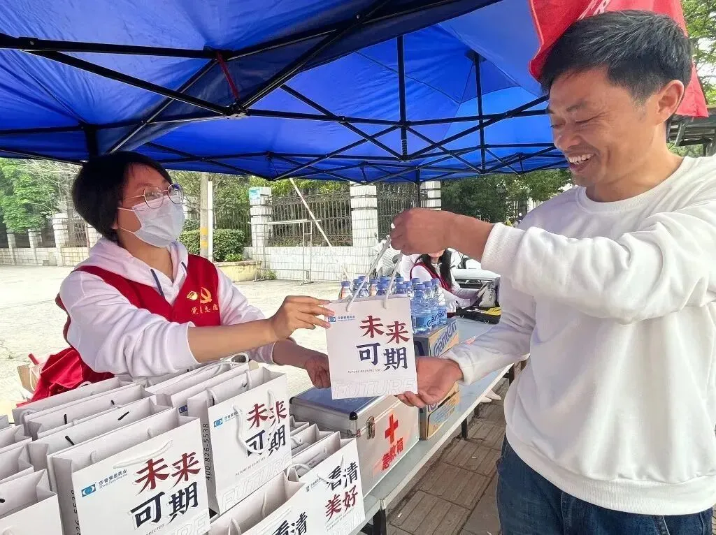 助力高考!泰州“志愿红”为梦护航-第54张图片-四季读书网 助力高考!泰州“志愿红”为梦护航-第54张图片-四季读书网