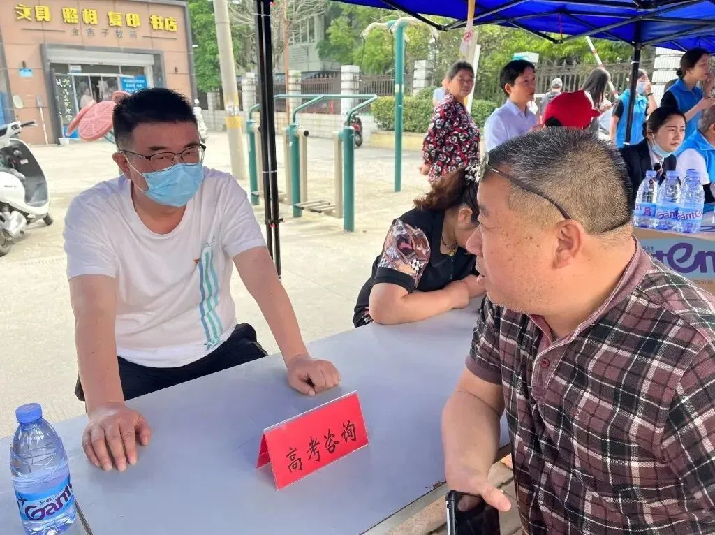 助力高考!泰州“志愿红”为梦护航-第57张图片-四季读书网 助力高考!泰州“志愿红”为梦护航-第57张图片-四季读书网