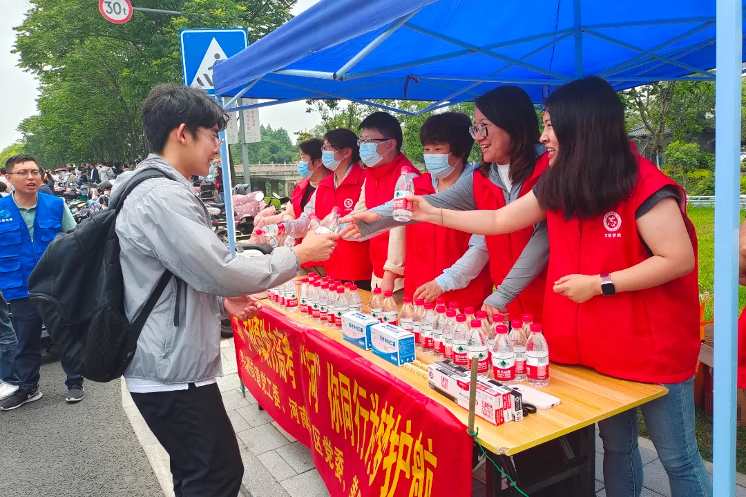 助力高考!泰州“志愿红”为梦护航-第70张图片-四季读书网 助力高考!泰州“志愿红”为梦护航-第70张图片-四季读书网