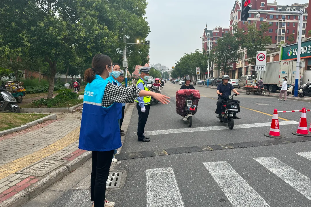 助力高考!泰州“志愿红”为梦护航-第75张图片-四季读书网 助力高考!泰州“志愿红”为梦护航-第75张图片-四季读书网