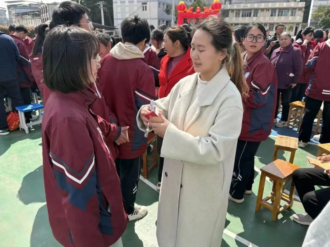春启新程,中考冲刺!我校百日誓师圆满举行-第100张图片-四季读书网 春启新程,中考冲刺!我校百日誓师圆满举行-第100张图片-四季读书网