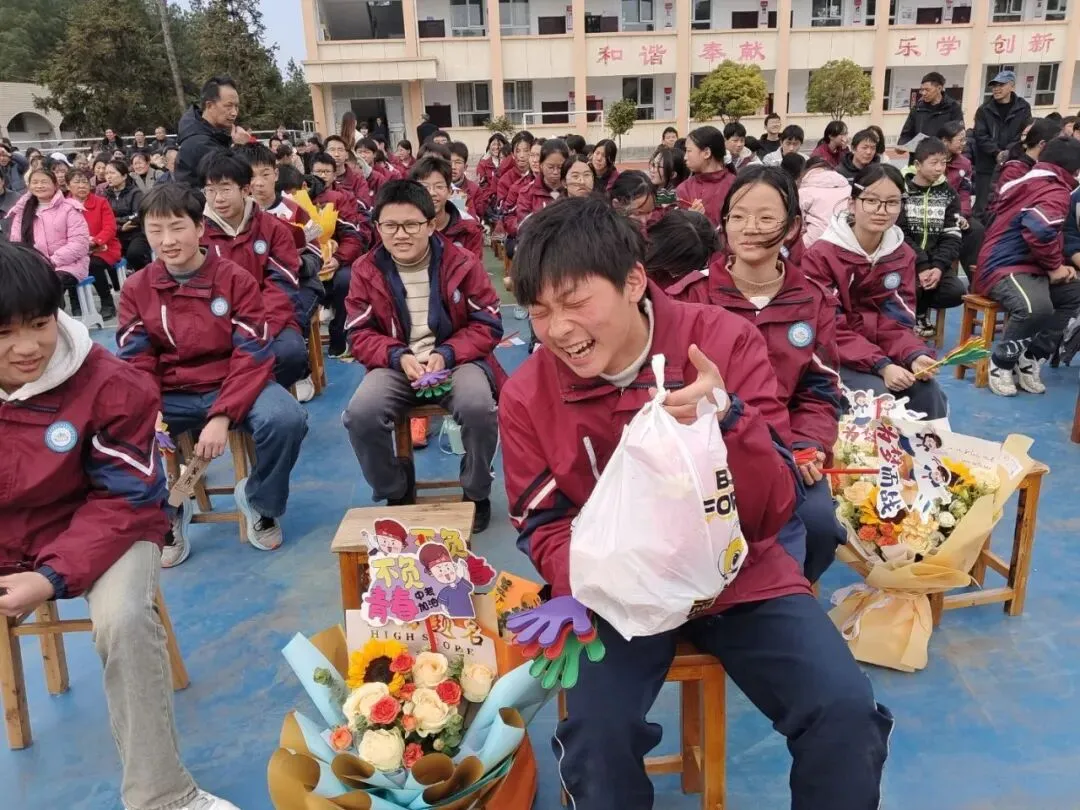 春启新程,中考冲刺!我校百日誓师圆满举行-第115张图片-四季读书网 春启新程,中考冲刺!我校百日誓师圆满举行-第115张图片-四季读书网