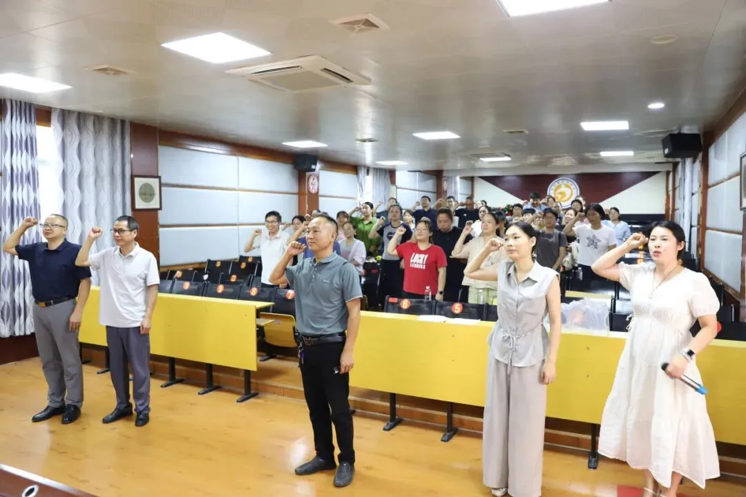 迎国庆铸强国理想 聚合力启中考征程——灌阳县民族中学召开九年级师生双线会议,同心备战2027-第22张图片-四季读书网