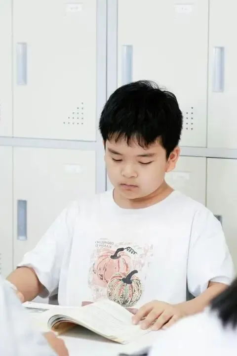 初一新生成长序章 | 校门口的牵挂还在,少年已从容前行-第5张图片-四季读书网