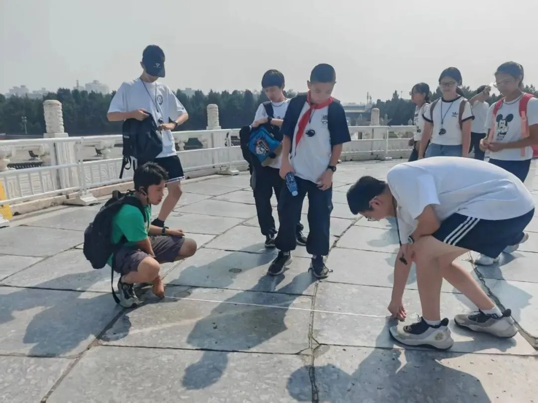 初一年级|“秋赴天坛 求知古韵”——社会实践活动圆满举行-第9张图片-四季读书网